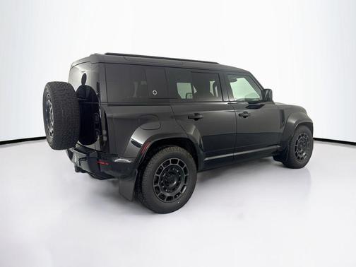 2026 Land Rover Defender P635 OCTA Black