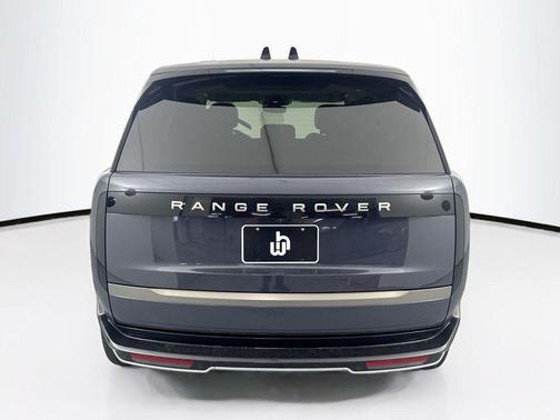 2026 Land Rover Range Rover P550e SE