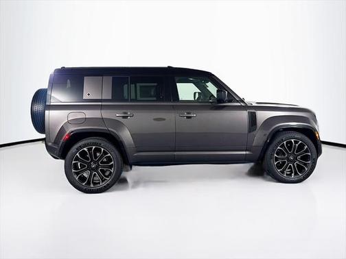 2025 Land Rover Defender 110 V8