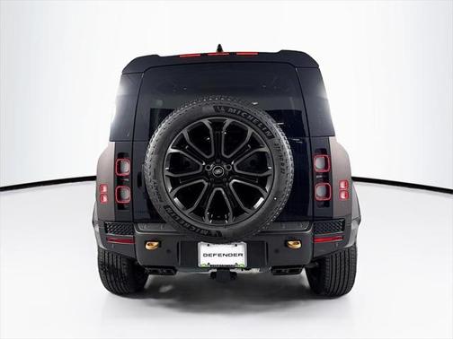 2025 Land Rover Defender 110 V8