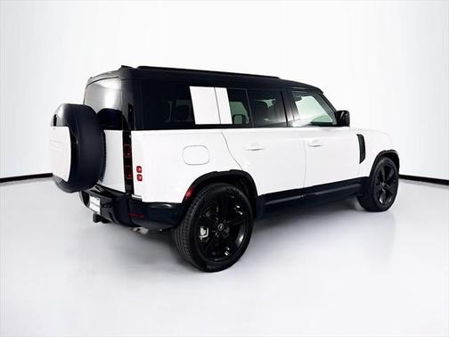 2025 Land Rover Defender 110 P400 X-Dynamic SE