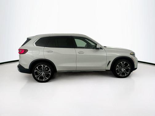 Mineral White Metallic 2022 BMW X5 sDrive40i