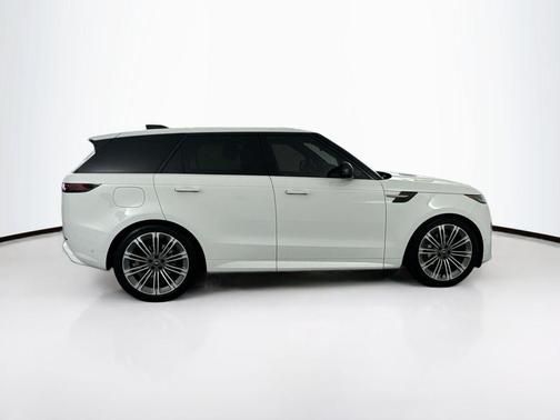 Fuji White 2025 Land Rover Range Rover Sport SE