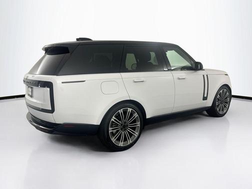 Ostuni Pearl Wht Prem Met 2026 Land Rover Range Rover P400 SE
