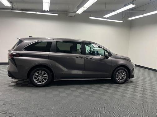 2024 Toyota Sienna LE