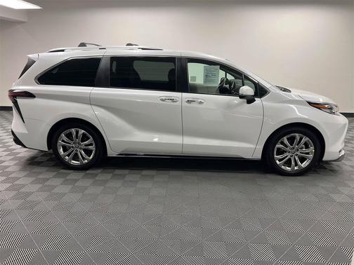 2022 Toyota Sienna Platinum