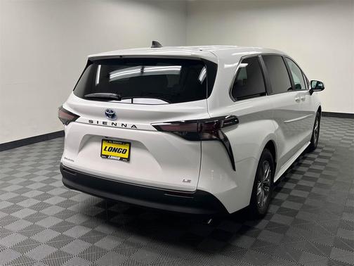 2025 Toyota Sienna LE