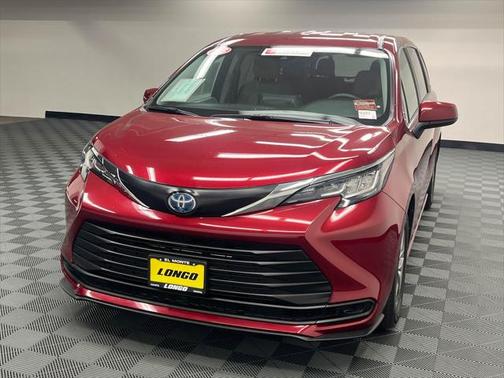 2023 Toyota Sienna LE