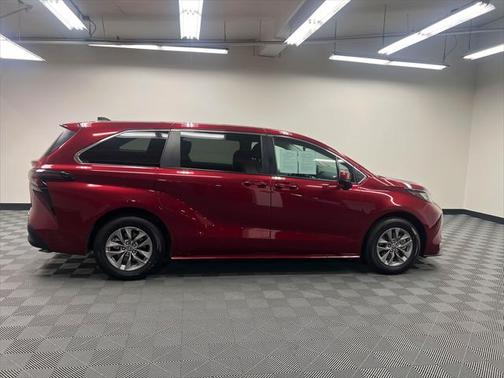 2023 Toyota Sienna LE
