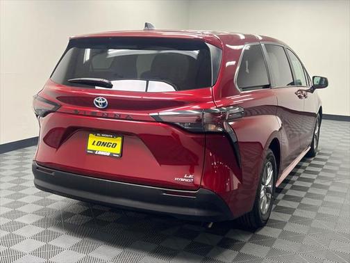 2023 Toyota Sienna LE