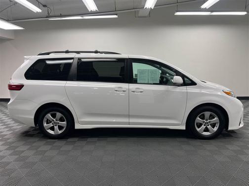 2018 Toyota Sienna LE