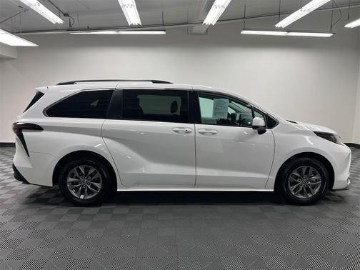 2024 Toyota Sienna LE
