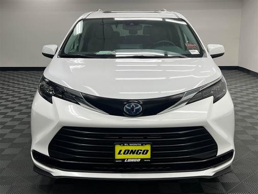 2024 Toyota Sienna LE
