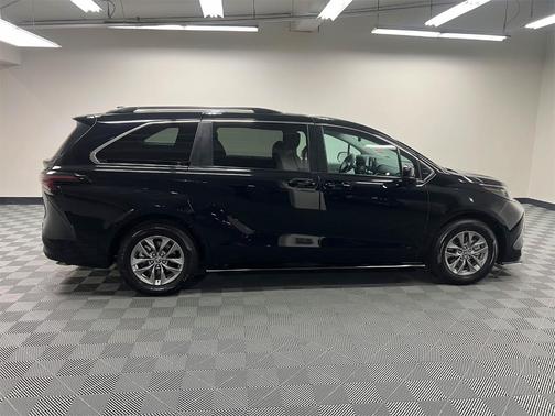 2024 Toyota Sienna LE