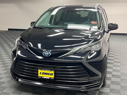 2024 Toyota Sienna LE