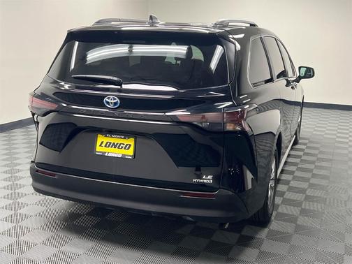 2024 Toyota Sienna LE