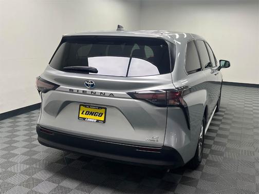 2023 Toyota Sienna LE