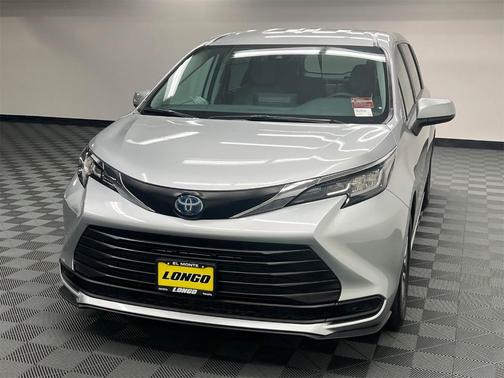 2023 Toyota Sienna LE