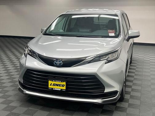 2023 Toyota Sienna LE