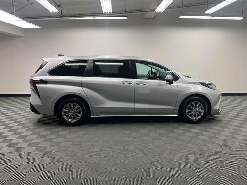 2023 Toyota Sienna LE