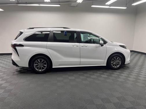 2024 Toyota Sienna LE