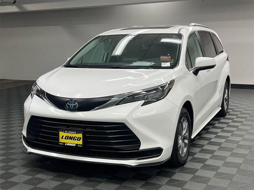 2024 Toyota Sienna LE