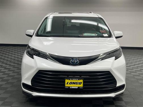 2024 Toyota Sienna LE