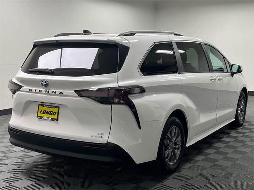 2024 Toyota Sienna LE