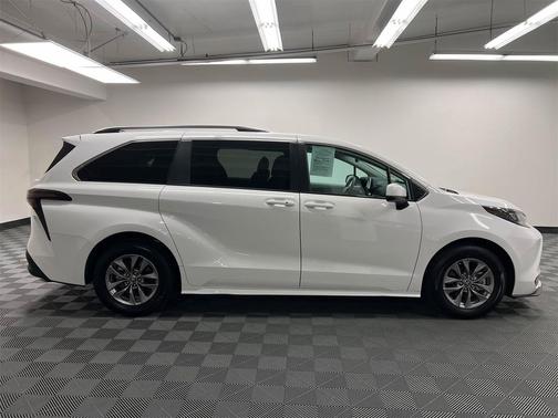 2024 Toyota Sienna LE
