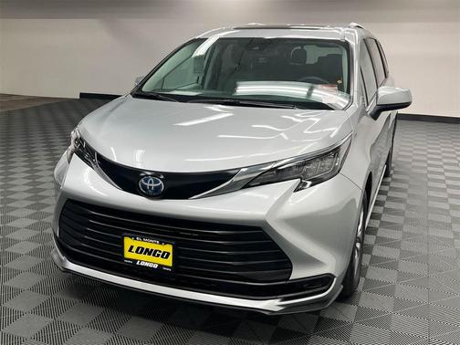2024 Toyota Sienna LE
