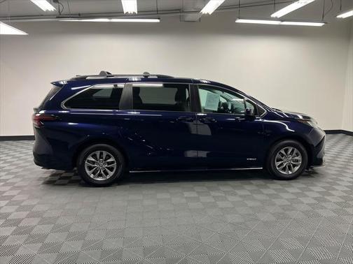 2021 Toyota Sienna LE