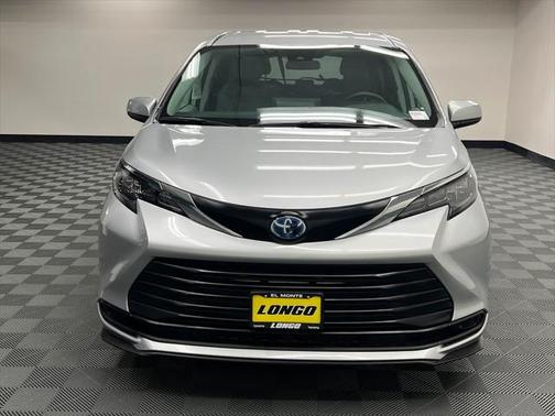 2024 Toyota Sienna LE