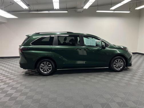 2024 Toyota Sienna LE