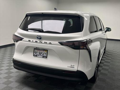 2023 Toyota Sienna LE