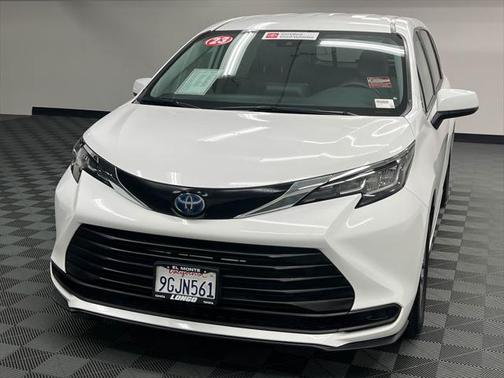 2023 Toyota Sienna LE