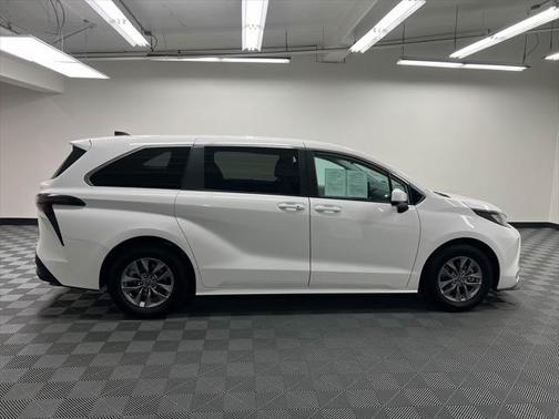 2023 Toyota Sienna LE