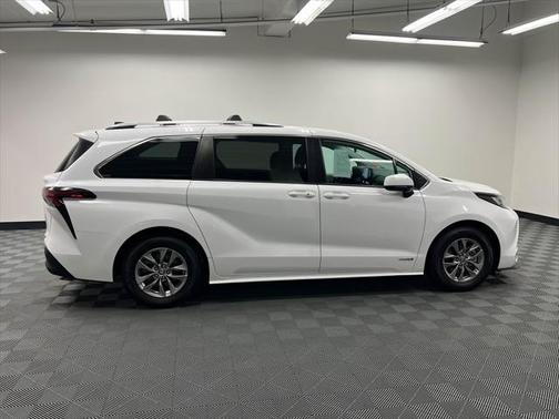 2021 Toyota Sienna LE