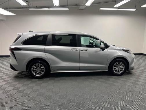 2023 Toyota Sienna LE