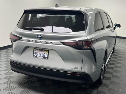 2023 Toyota Sienna LE