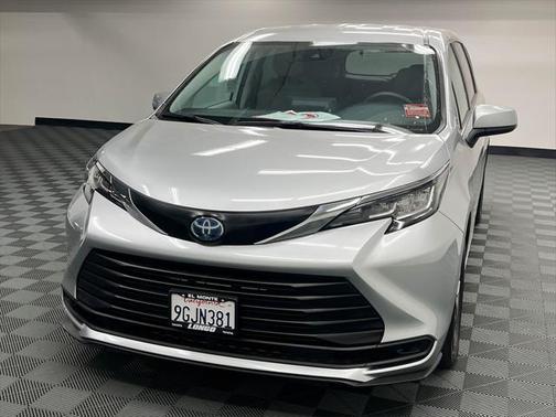 2023 Toyota Sienna LE