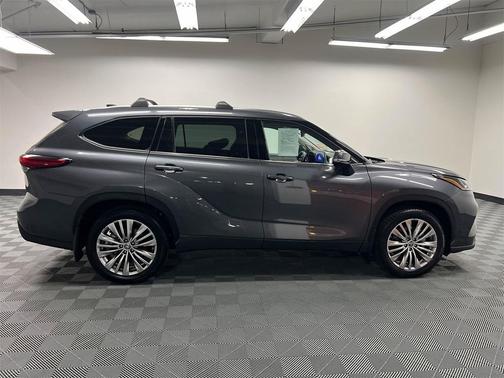 2023 Toyota Highlander Hybrid Platinum