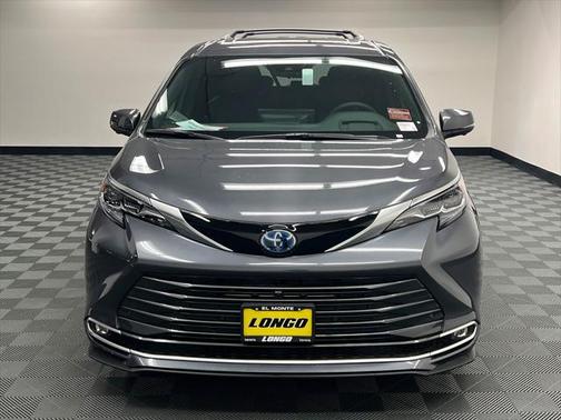 2025 Toyota Sienna Platinum 7 Passenger
