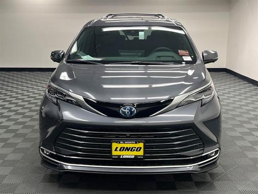 2025 Toyota Sienna Platinum 7 Passenger