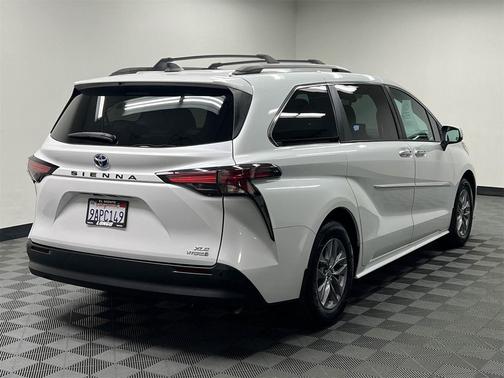 2022 Toyota Sienna XLE 8 Passenger