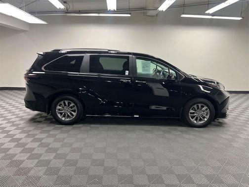 2025 Toyota Sienna XLE