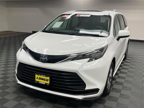 2024 Toyota Sienna LE
