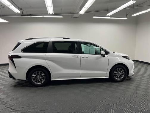 2024 Toyota Sienna LE