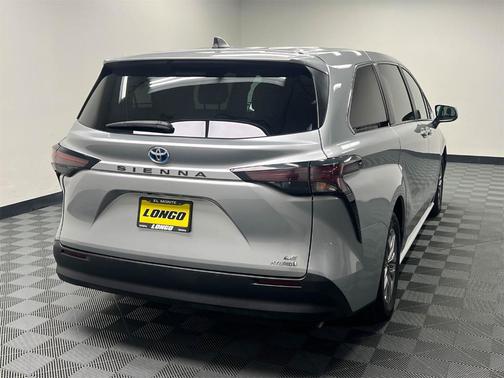 2023 Toyota Sienna LE