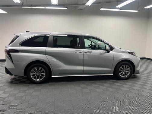 2023 Toyota Sienna LE