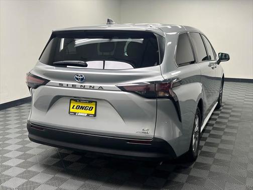2023 Toyota Sienna LE
